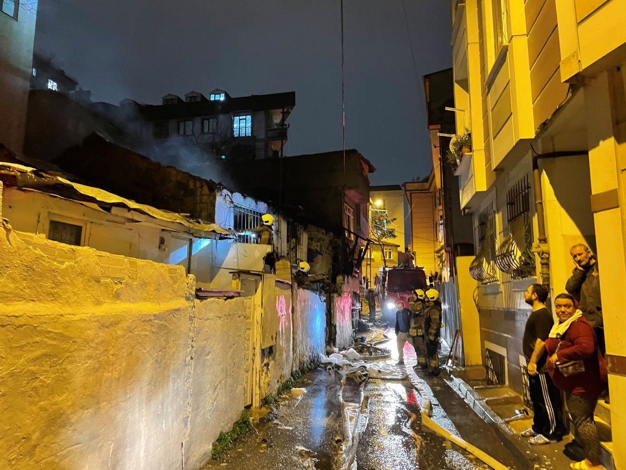 Eyüpsultan’da Gecekonduda Çıkan Yangın Paniğe Neden Oldu - Sayfa 2