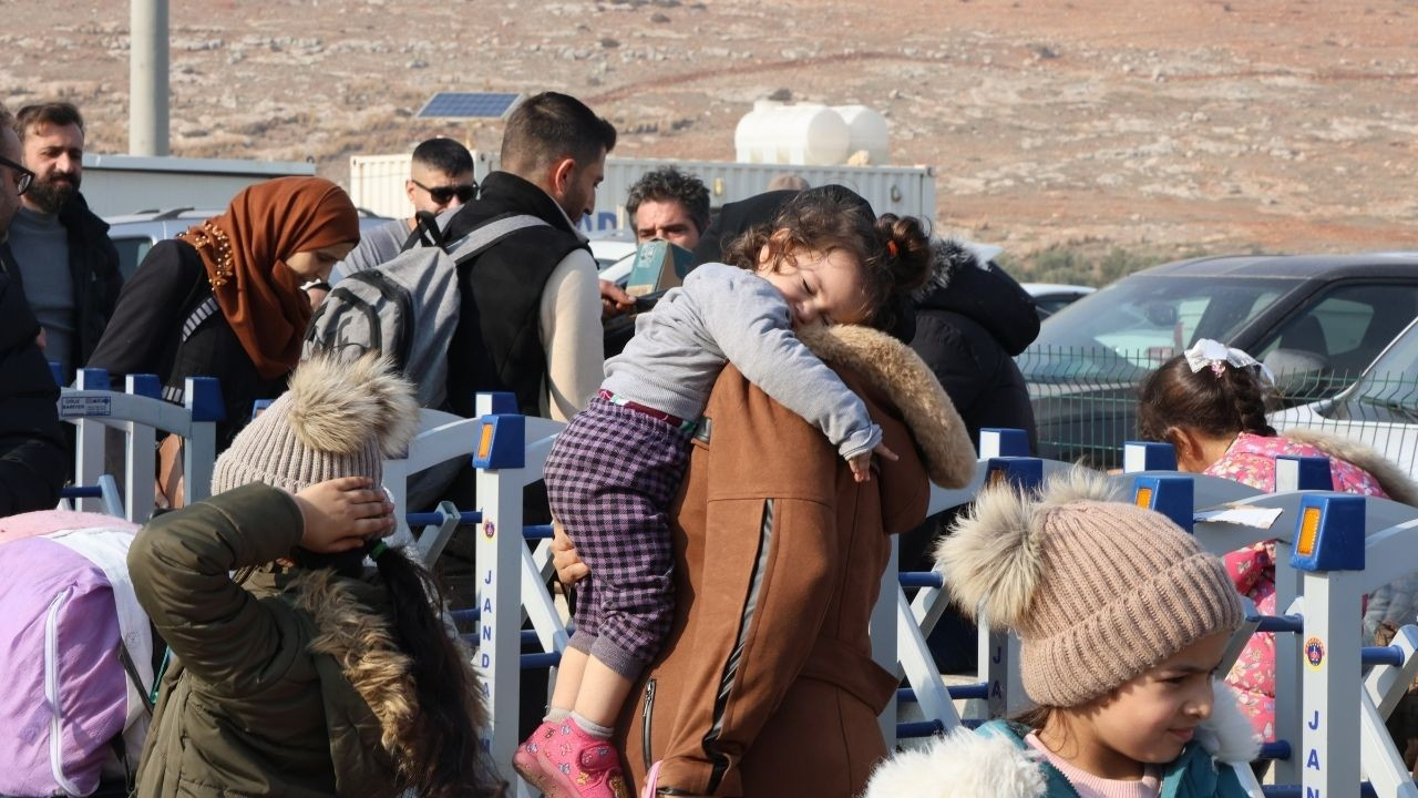 Suriyeliler Cilvegözü'nden Ülkelerine Heyecanla Dönüyor