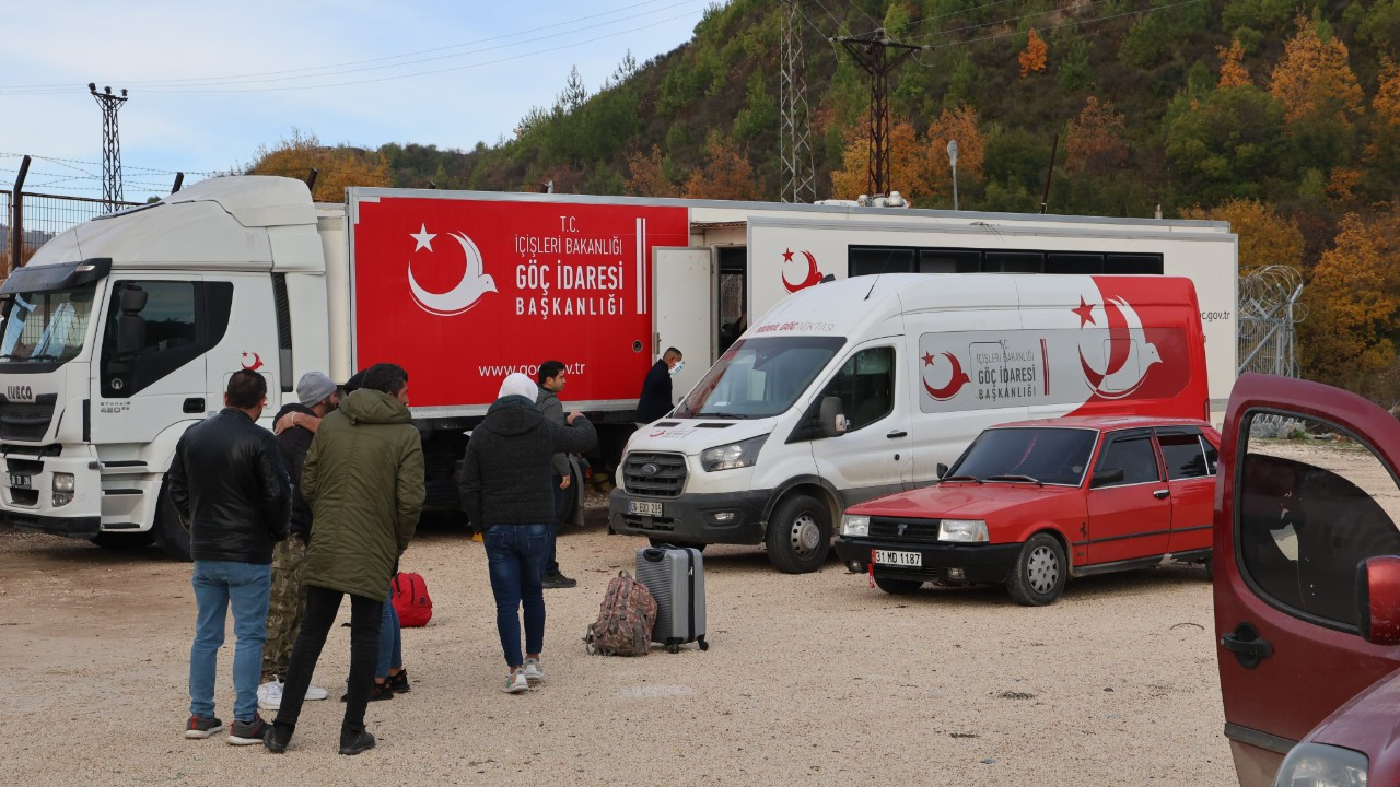 Suriyelilerin Yayladağı Gümrük Kapısı’ndaki Geçişleri Başladı