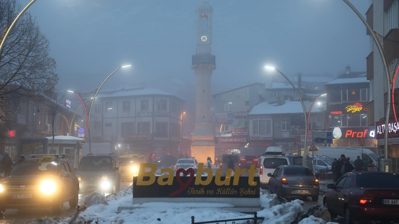 Bayburt'ta Yoğun Sis Etkili Olmaya Devam Ediyor