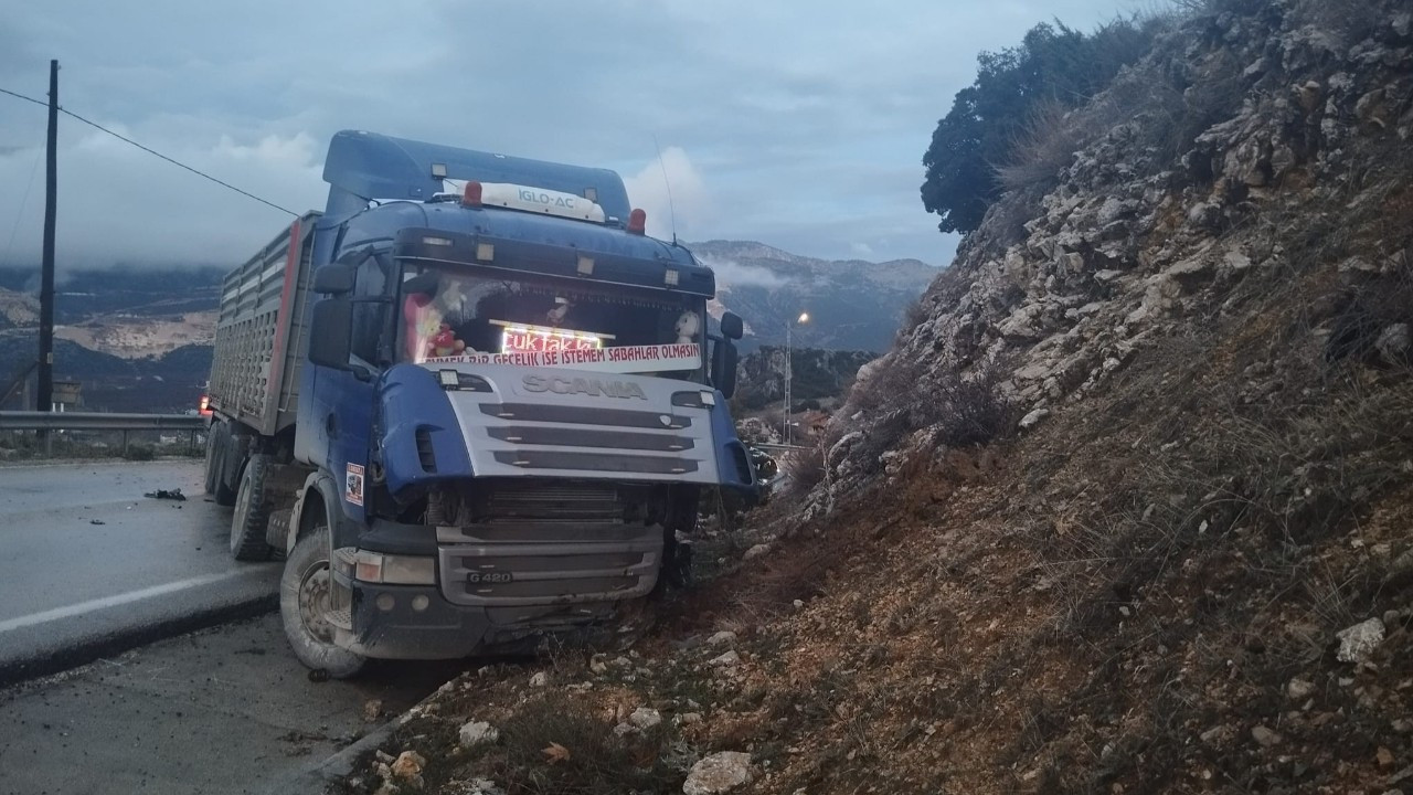 Isparta’da Tır Ve Otomobil Kafa Kafaya Çarpıştı: 3 Yaralı