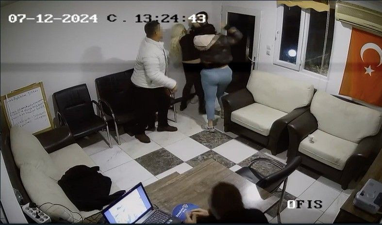 Antalya'da Bir Anne 8 Yaşındaki Kızına Taciz Eden Adamı Dövdü! - Sayfa 1