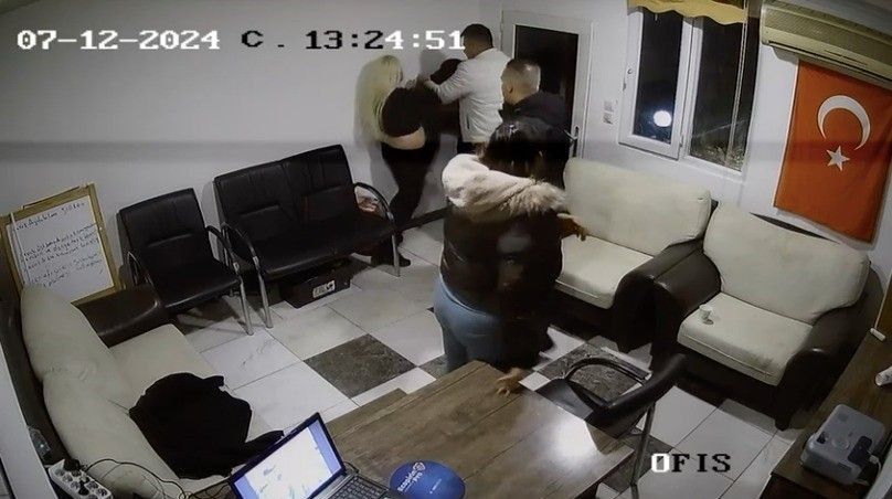 Antalya'da Bir Anne 8 Yaşındaki Kızına Taciz Eden Adamı Dövdü! - Sayfa 2