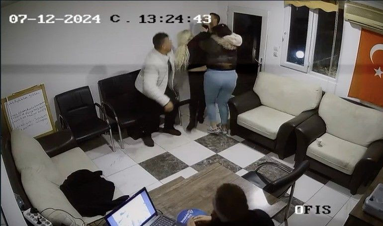 Antalya'da Bir Anne 8 Yaşındaki Kızına Taciz Eden Adamı Dövdü! - Sayfa 3