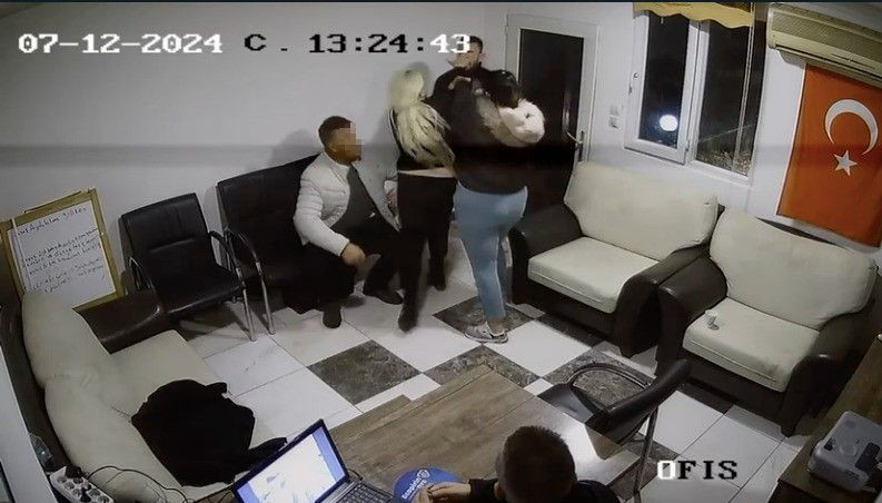 Antalya'da Bir Anne 8 Yaşındaki Kızına Taciz Eden Adamı Dövdü! - Sayfa 4