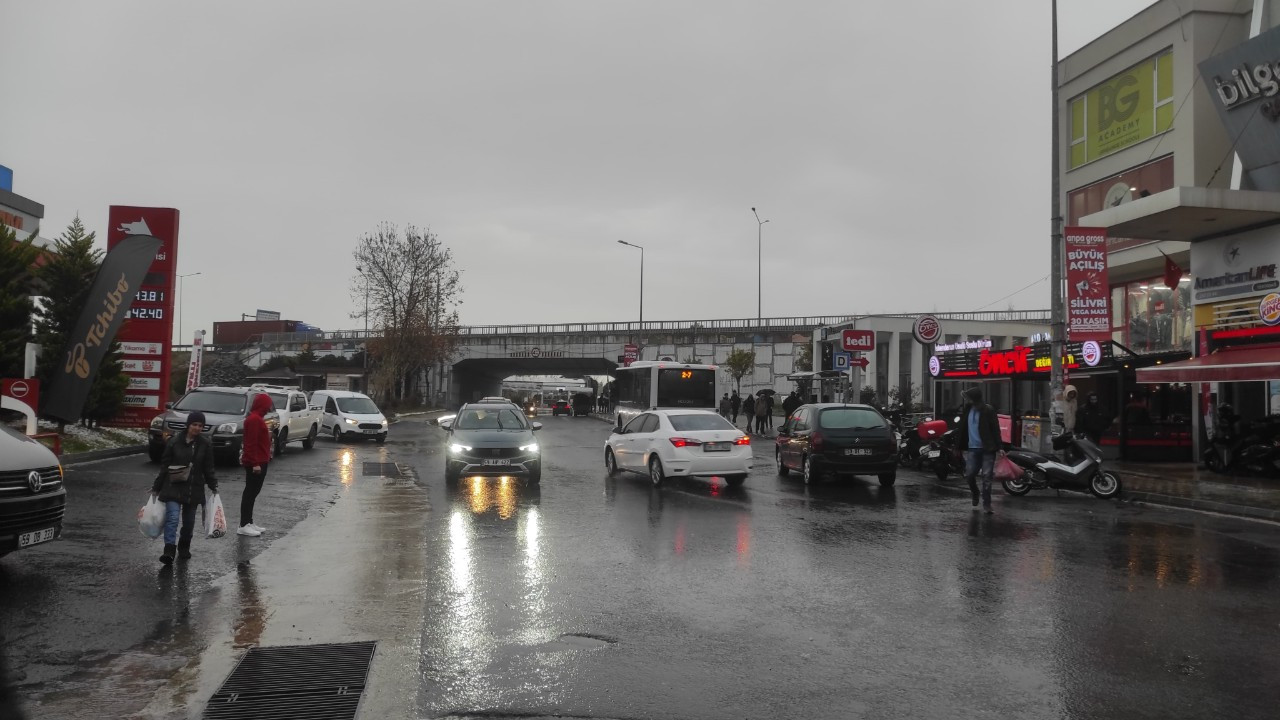 Tekirdağ'da Aniden Bastıran Sağanak Yağış Hayatı Felç Etti