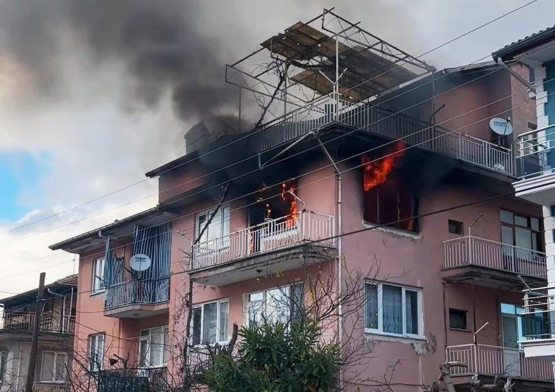 Simav’da 3. Katta Çıkan Yangın Zamanında Söndürüldü - Sayfa 1