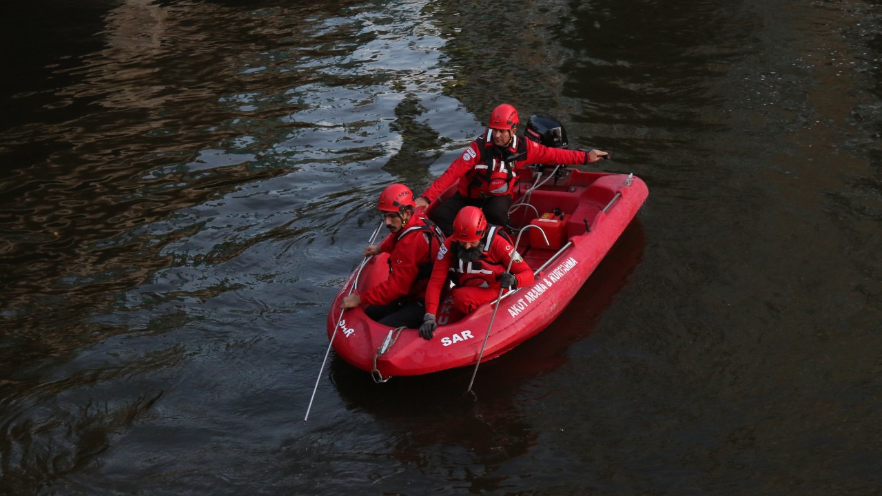 Eskişehir'de Kayıp Adam İçin Porsuk Çayı'nda Arama Çalışmaları Sürüyor