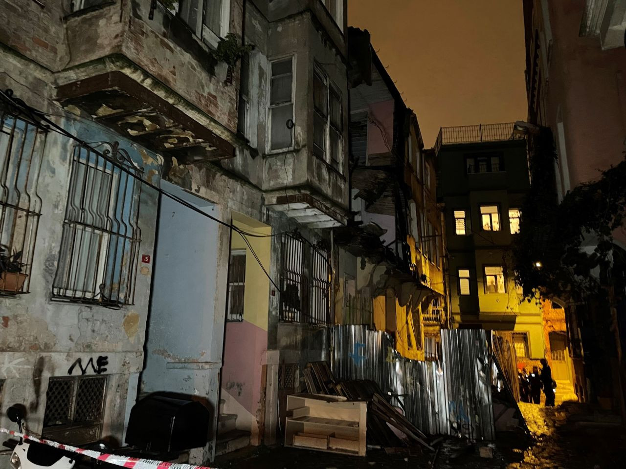 Fatih'te Metruk Binada Kısmi Çökme: 3 Bina Tedbir Amaçlı Tahliye Edildi - Sayfa 2