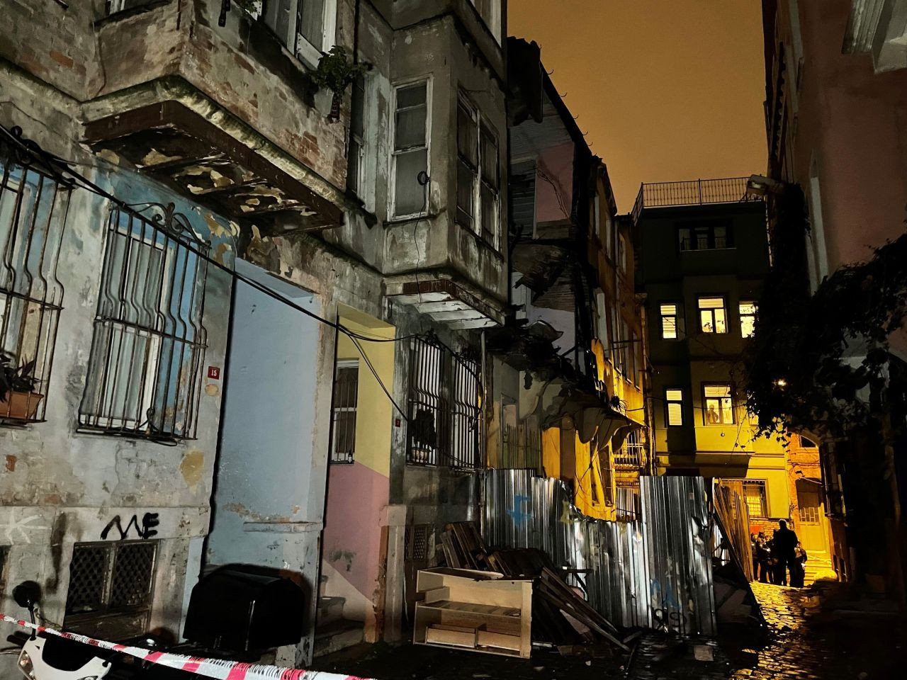 Fatih'te Metruk Binada Kısmi Çökme: 3 Bina Tedbir Amaçlı Tahliye Edildi - Sayfa 1