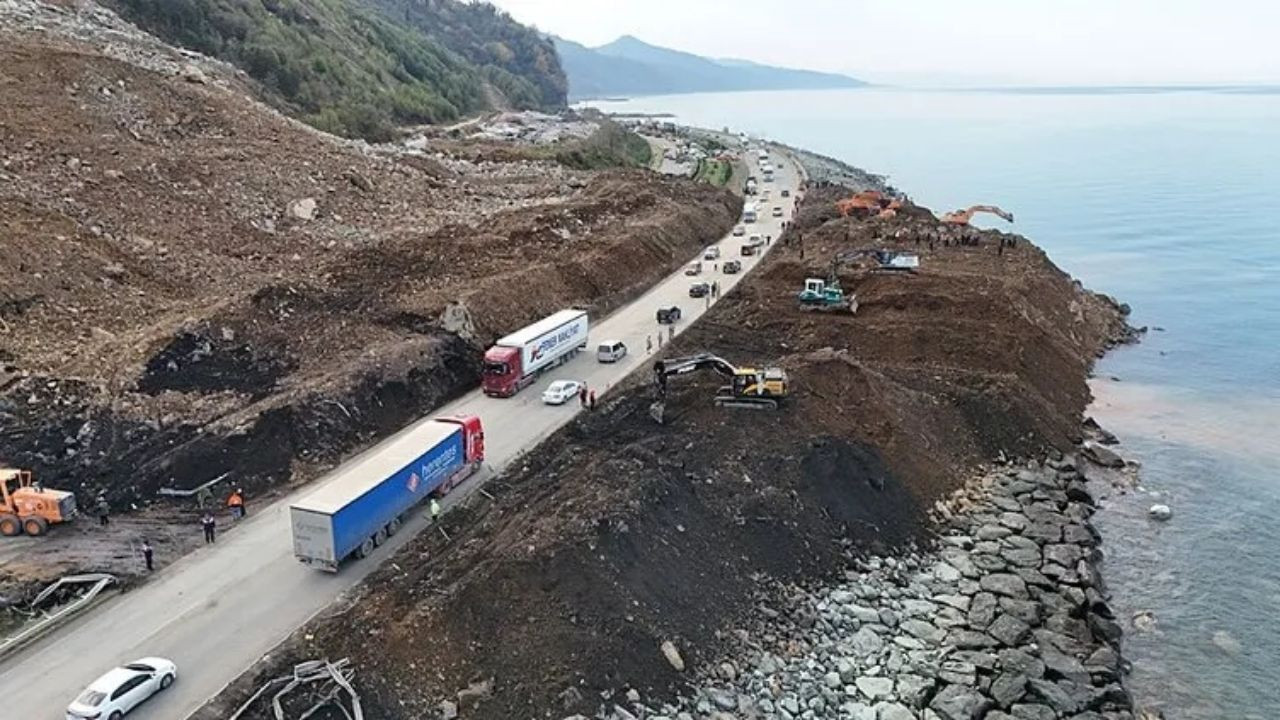 Artvin'de Heyelan Sonrası Temizlik Çalışmaları Sürüyor: 4 Arkadaşın Cansız Bedeni Çıkarıldı! - Sayfa 1