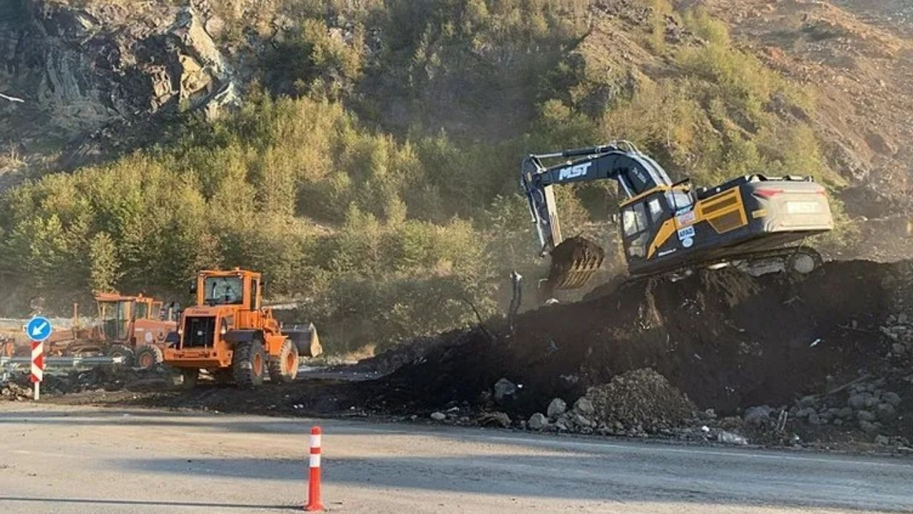 Artvin'de Heyelan Sonrası Temizlik Çalışmaları Sürüyor: 4 Arkadaşın Cansız Bedeni Çıkarıldı!