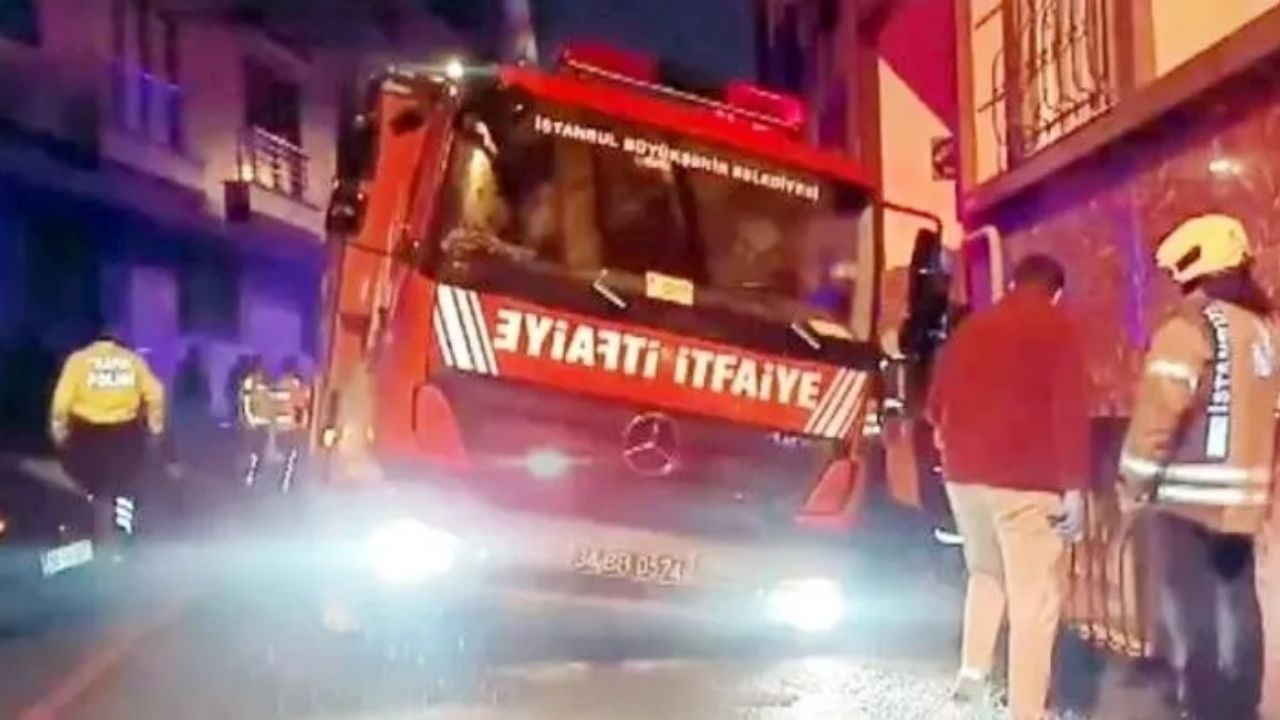 İstanbul'da Yangına Müdahale Eden İtfaiye Çöken Yola Düştü!