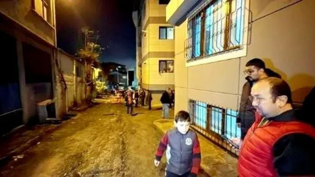 İstanbul'da Yağmur Yağışı İle Yol Çöktü: 2 Evi Su Bastı, Vatandaş İSKİ'ye Tepki Gösterdi! - Sayfa 4