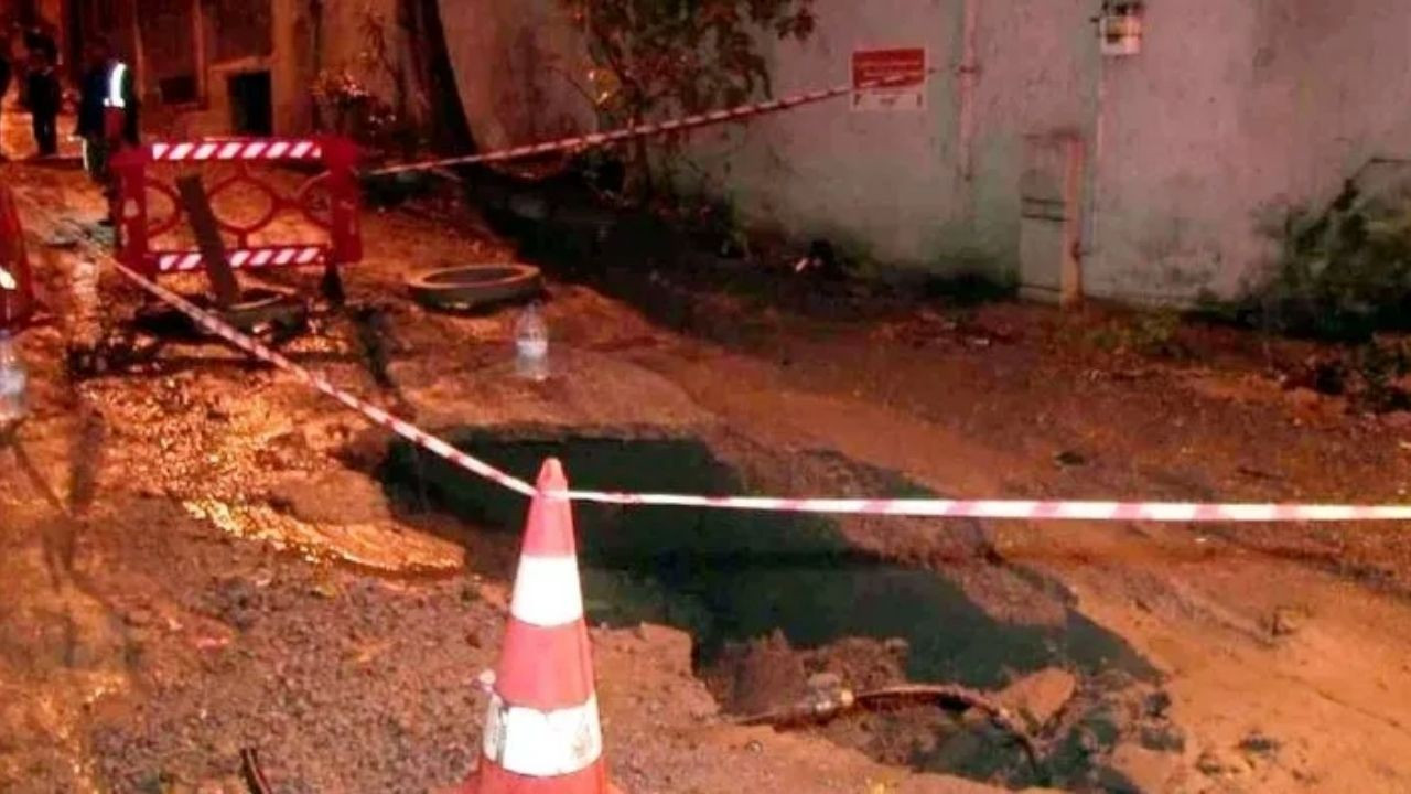 İstanbul'da Yağmur Yağışı İle Yol Çöktü: 2 Evi Su Bastı, Vatandaş İSKİ'ye Tepki Gösterdi!