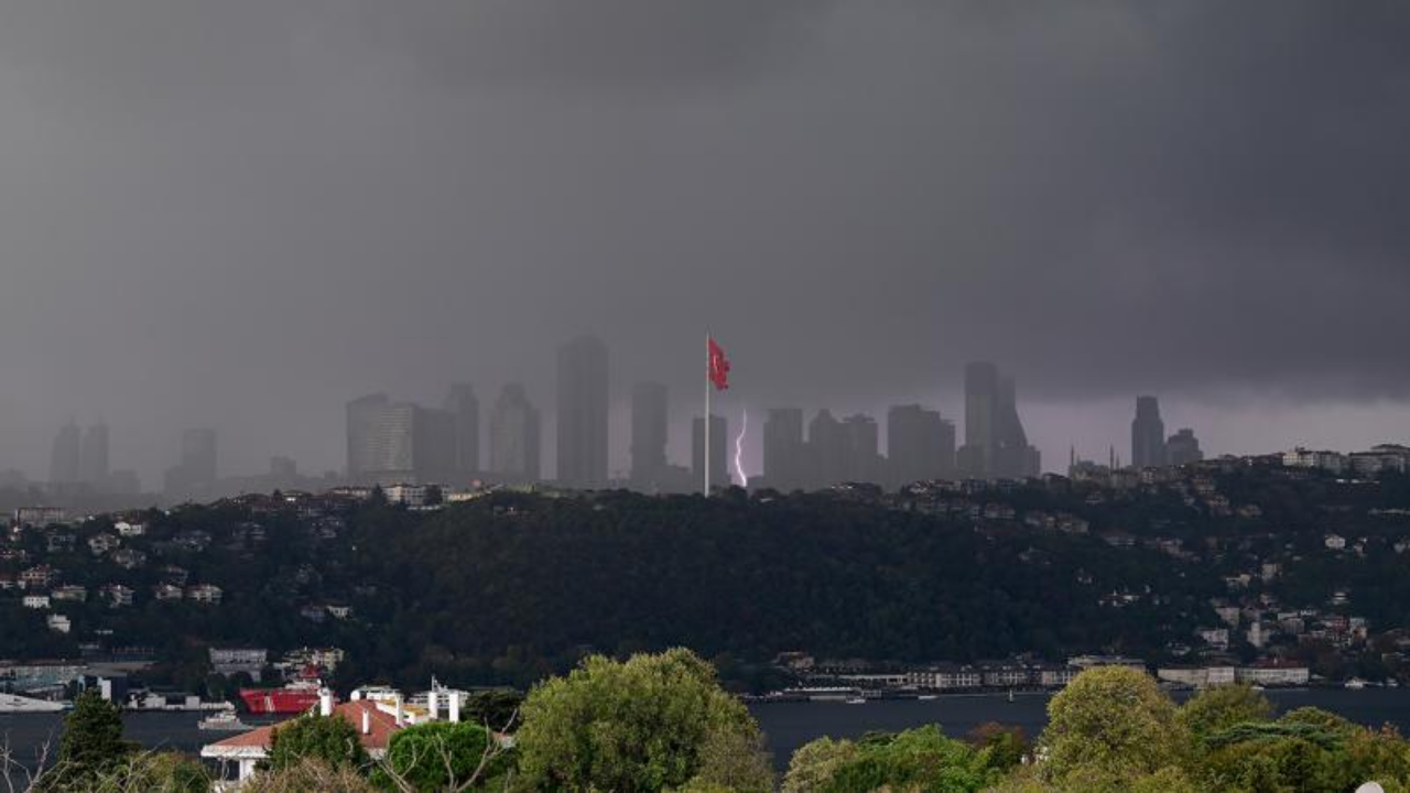 İstanbul'da Akşam Saatlerinden İtibaren Kuvvetli Sağanak ve Fırtına Bekleniyor