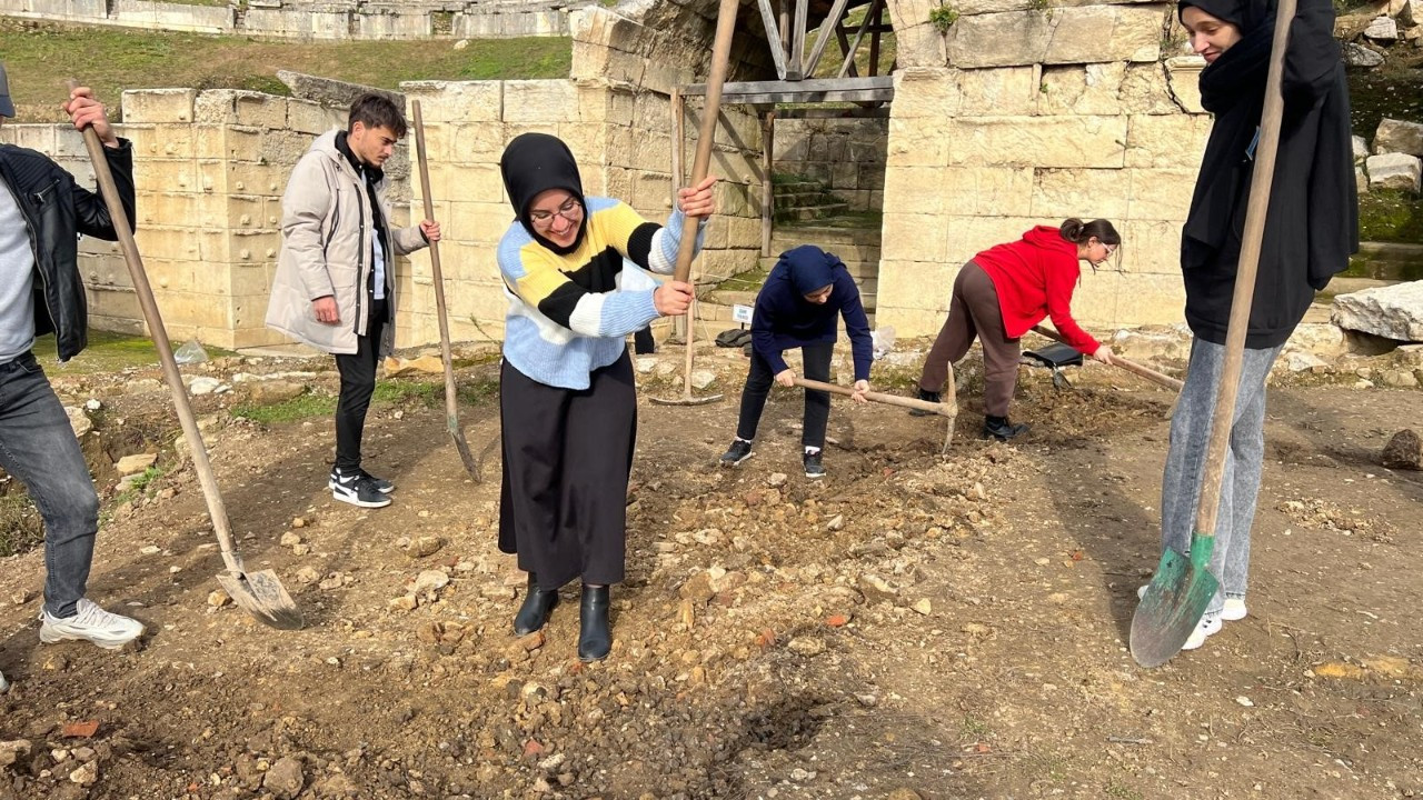 Prusias Ad Hypium Antik Kentinde, Gençlerden Tarihi Kazı