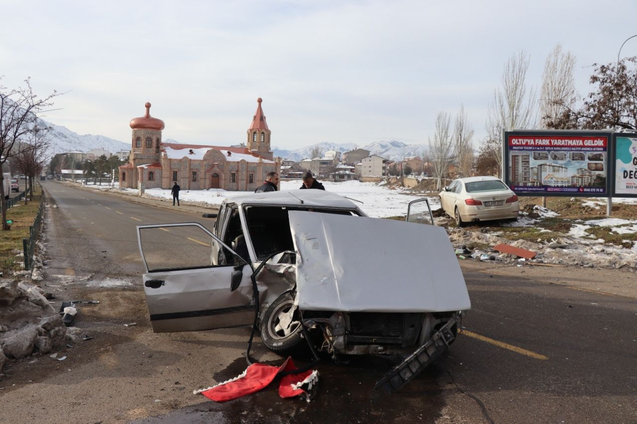 Erzurum Oltu'da trafik kazası: 4 yaralı - Sayfa 1