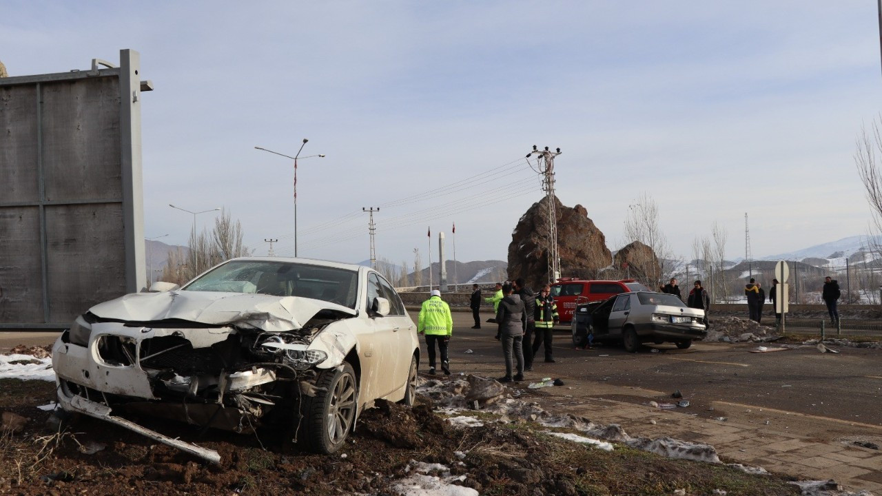 Erzurum Oltu'da trafik kazası: 4 yaralı