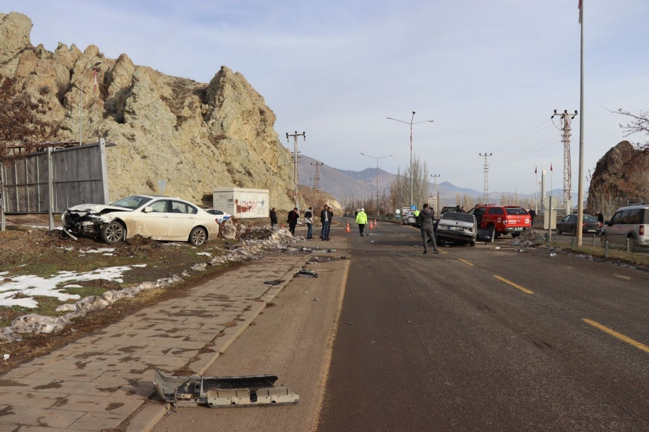 Erzurum Oltu'da trafik kazası: 4 yaralı - Sayfa 6