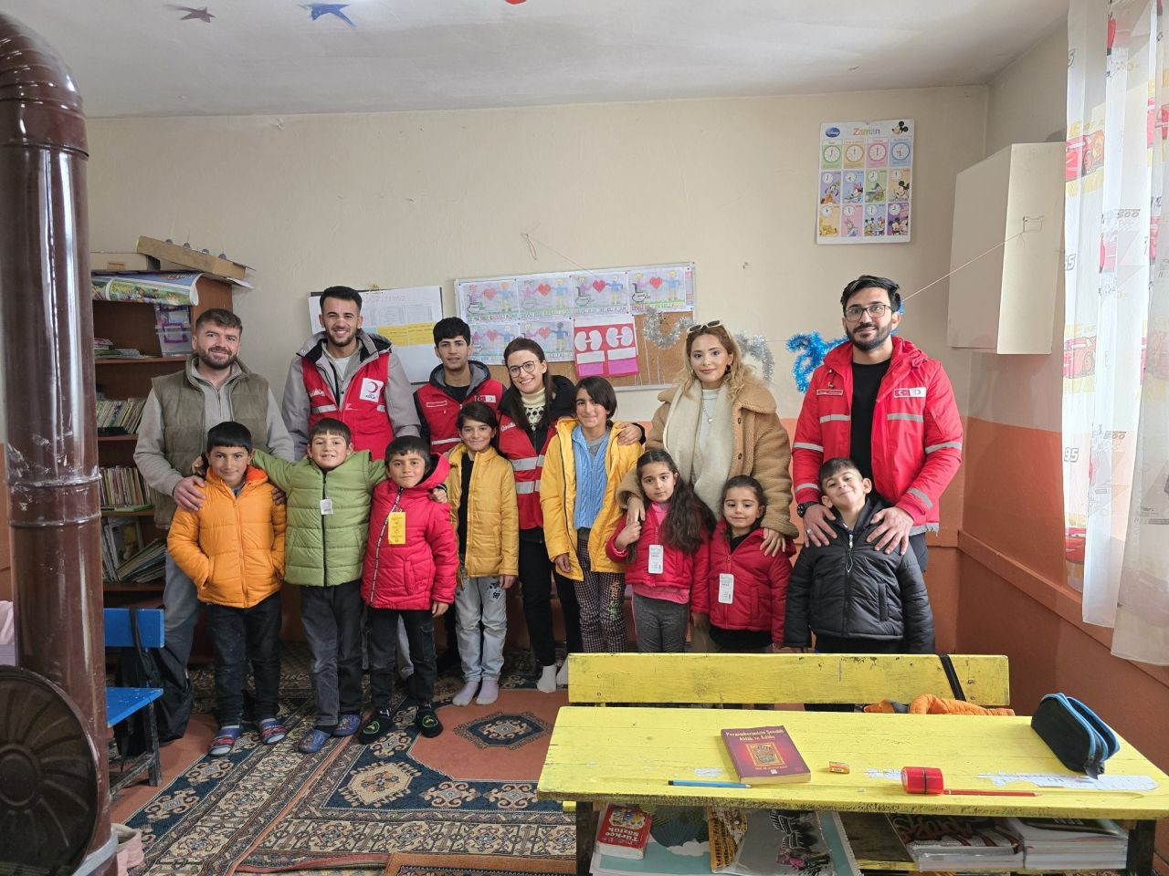 Diyadin Kızılay Şubesi Köy Çocuklarına Kışlık Yardımda Bulundu - Sayfa 1