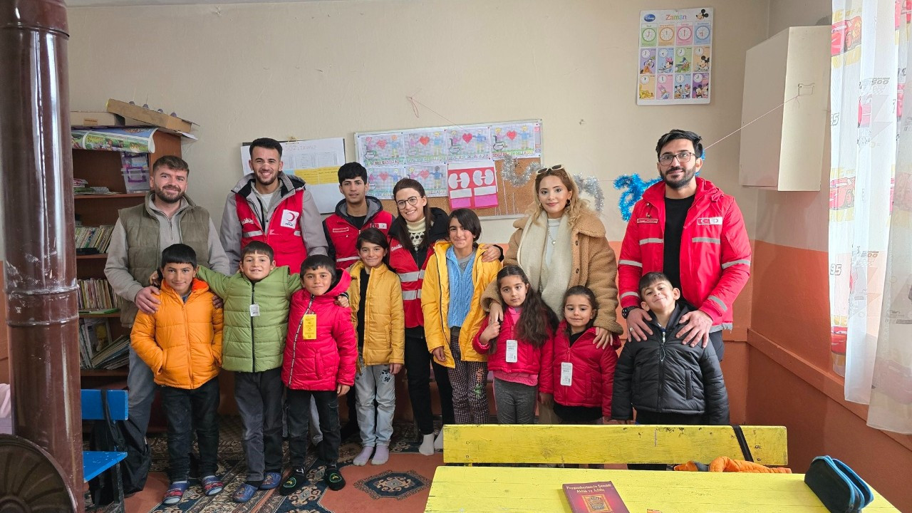 Diyadin Kızılay Şubesi Köy Çocuklarına Kışlık Yardımda Bulundu