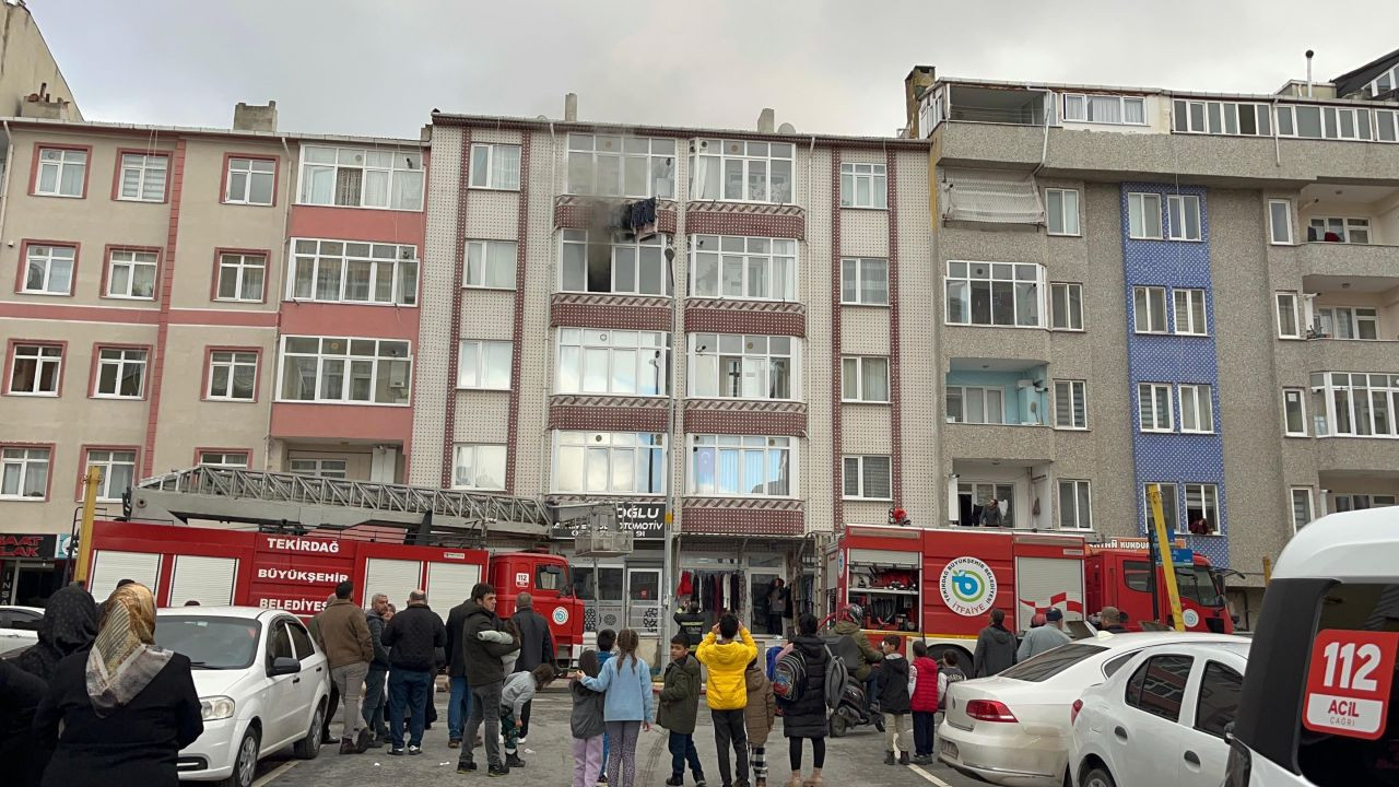 Tekirdağ’da Apartman Yangını: Anne ve Çocuğu Dumandan Etkilendi - Sayfa 1