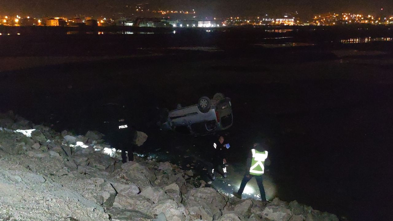 Van'da Kamyonet Van Gölü'ne Uçtu: 2 Yaralı - Sayfa 1