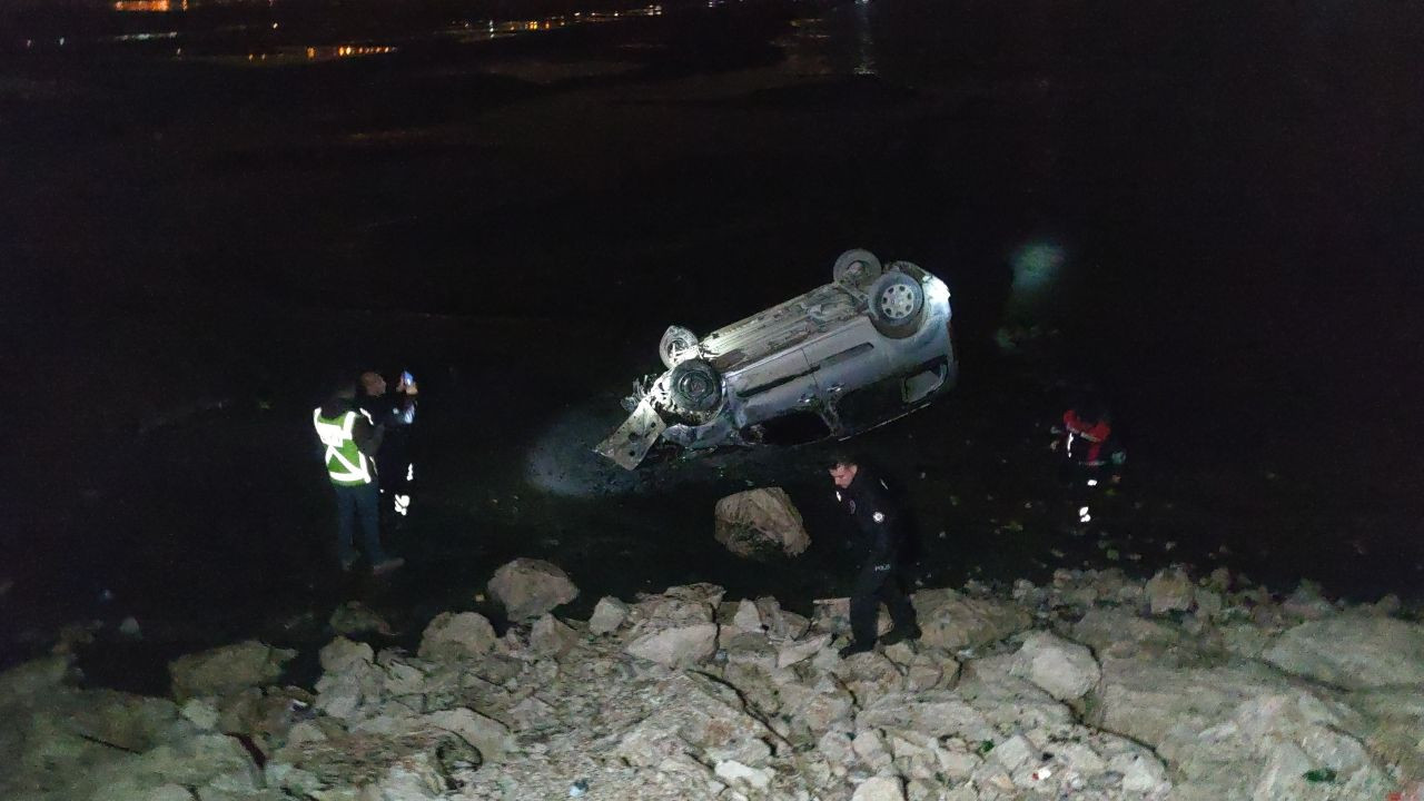 Van'da Kamyonet Van Gölü'ne Uçtu: 2 Yaralı - Sayfa 2