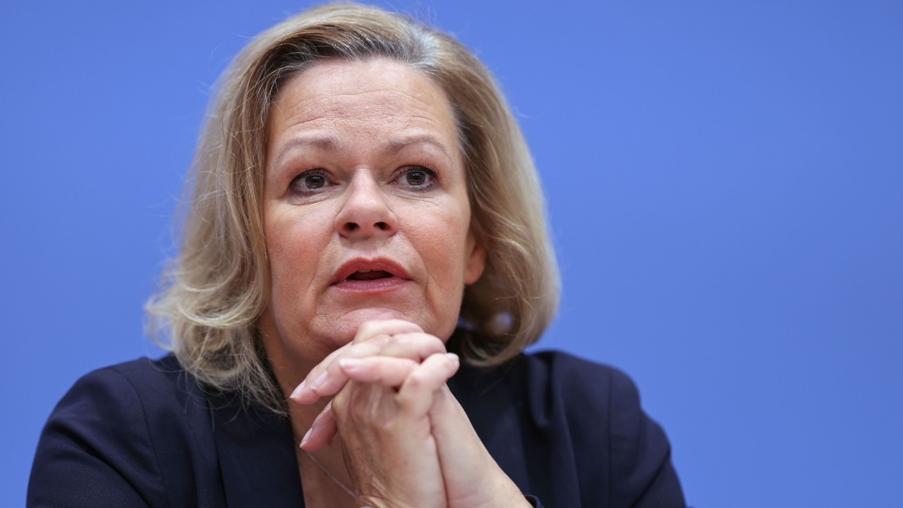 Almanya İçişleri Bakanı: Suriyeli Doktorların Geri Dönüşü Sağlık Sistemini Etkileyebilir