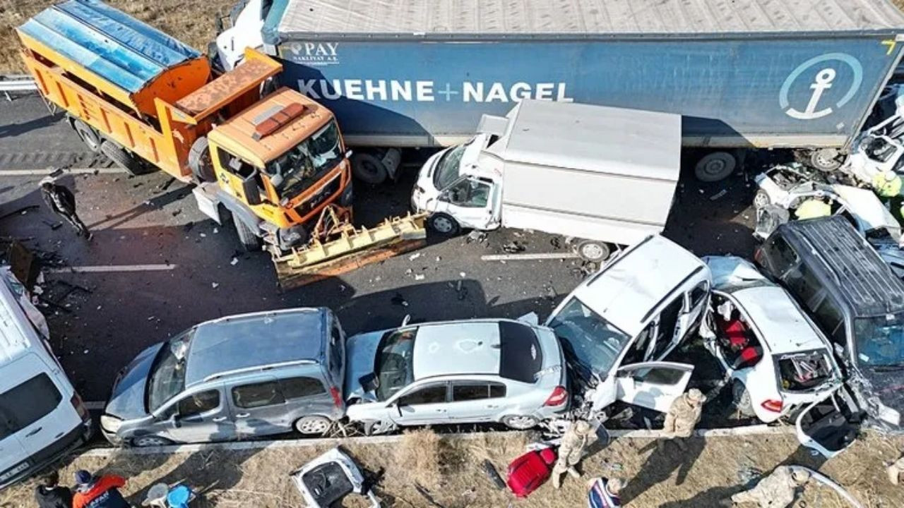 Van'da Korkunç Kaza: 35 Araç Zircirleme Birbirine Girdi, 1 Kişi Hayatını Kaybetti! - Sayfa 1