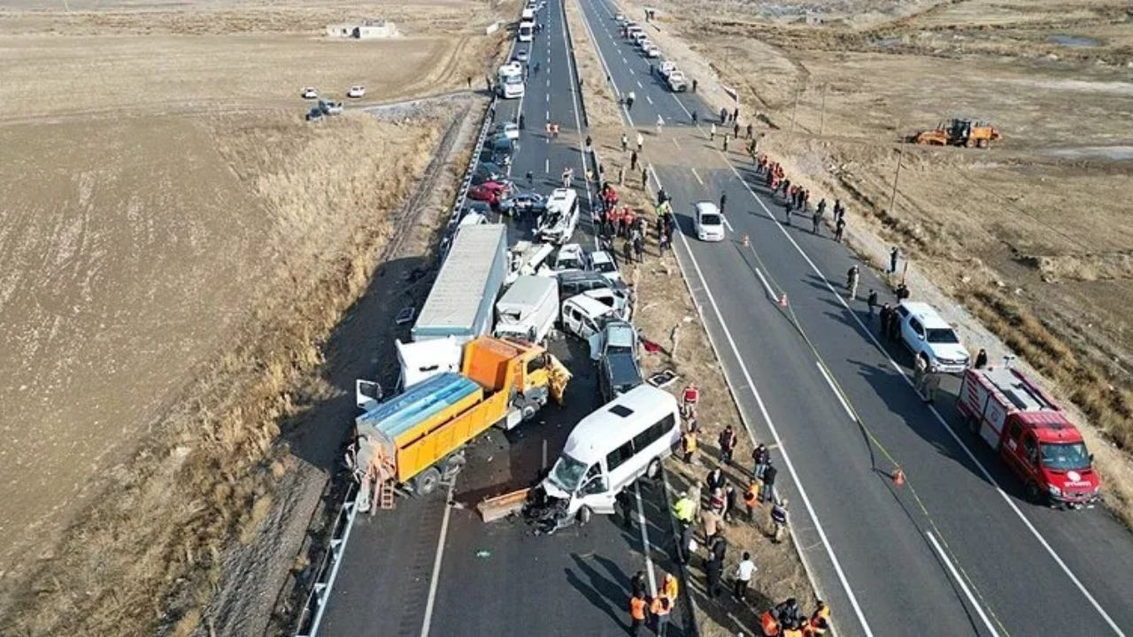 Van'da Korkunç Kaza: 35 Araç Zircirleme Birbirine Girdi, 1 Kişi Hayatını Kaybetti! - Sayfa 2