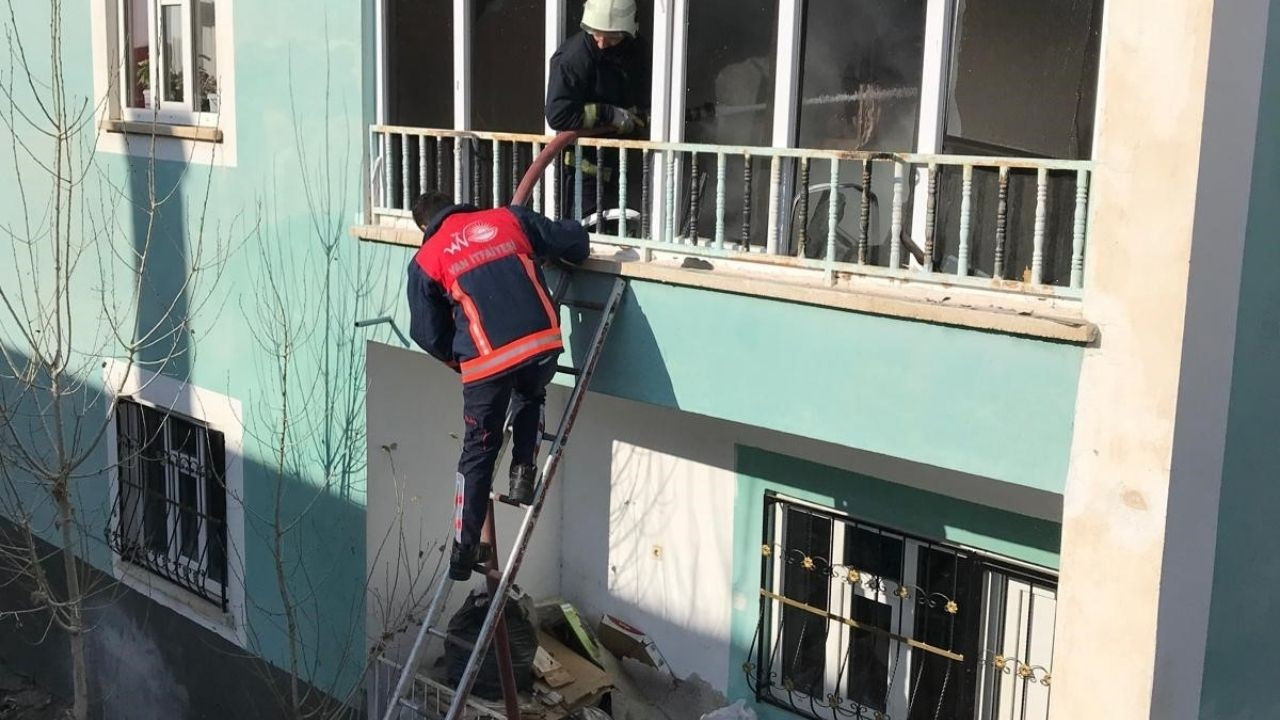 Van’da Korkutan Ev Yangını!