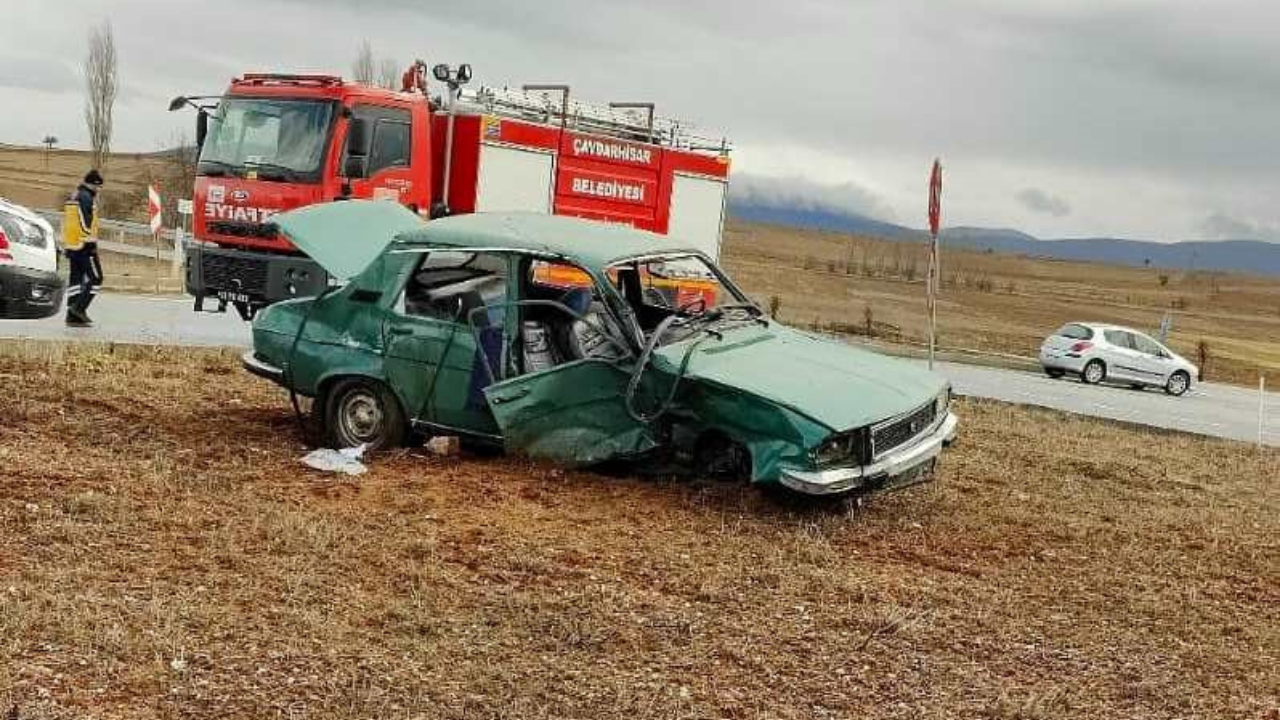 Kütahya’da Hayvan Yüklü Kamyonet Otomobille Çarpıştı: 2 Yaralı