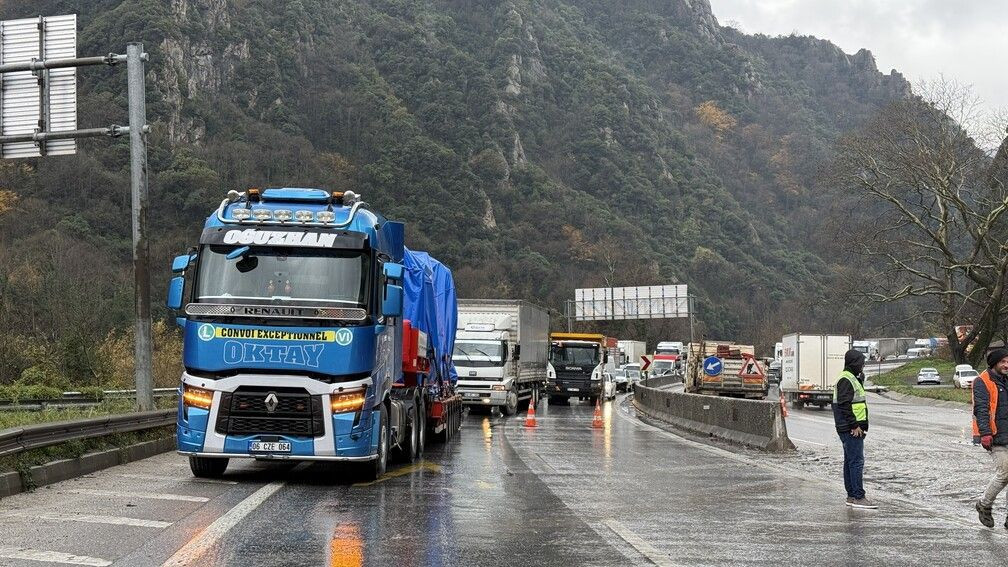 D-650 Karayolu Felç Oldu: Tır Makasladı, Trafik Kilometrelerce Durdu - Sayfa 6