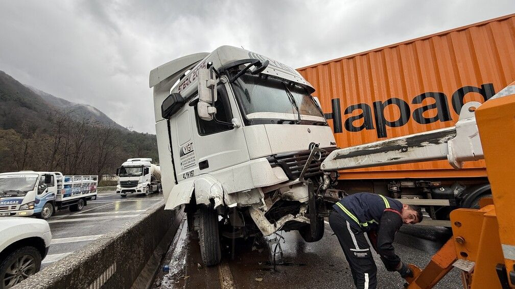 D-650 Karayolu Felç Oldu: Tır Makasladı, Trafik Kilometrelerce Durdu - Sayfa 9