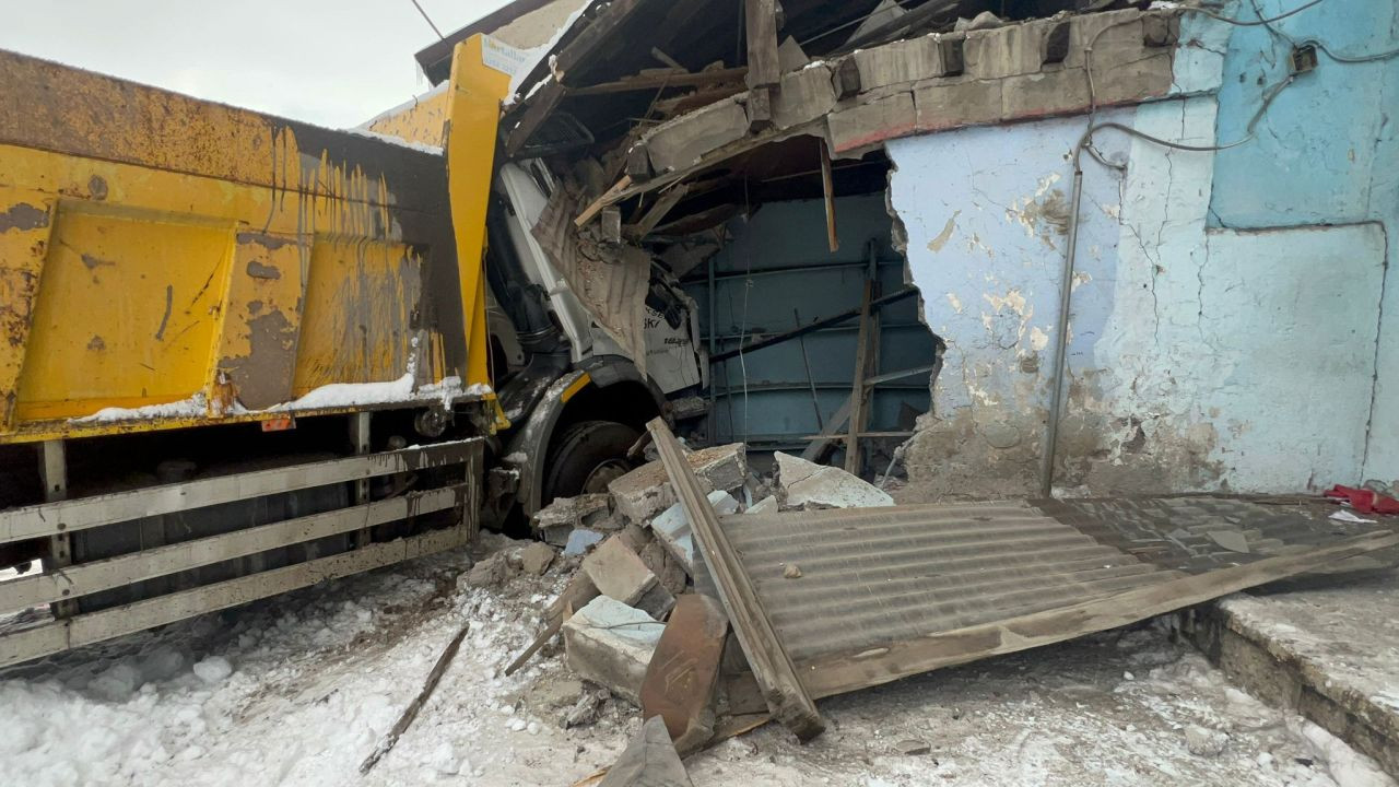 Direksiyon Hakimiyetini Kaybeden Kamyon Sürücüsü Kömürlüğe Daldı - Sayfa 2