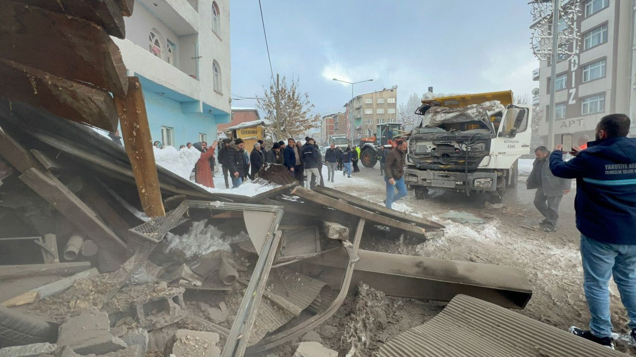 Direksiyon Hakimiyetini Kaybeden Kamyon Sürücüsü Kömürlüğe Daldı - Sayfa 3