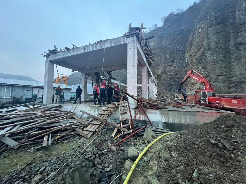 Trabzon'da Bir İnşaatın İskelesi Çöktü: 1 Kayıp, 3 Yaralı - Sayfa 2