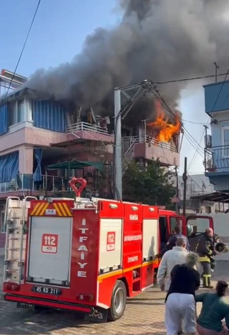 Manisa'da 3 Katlı Binada Çıkan Yangın Korku Yarattı - Sayfa 1