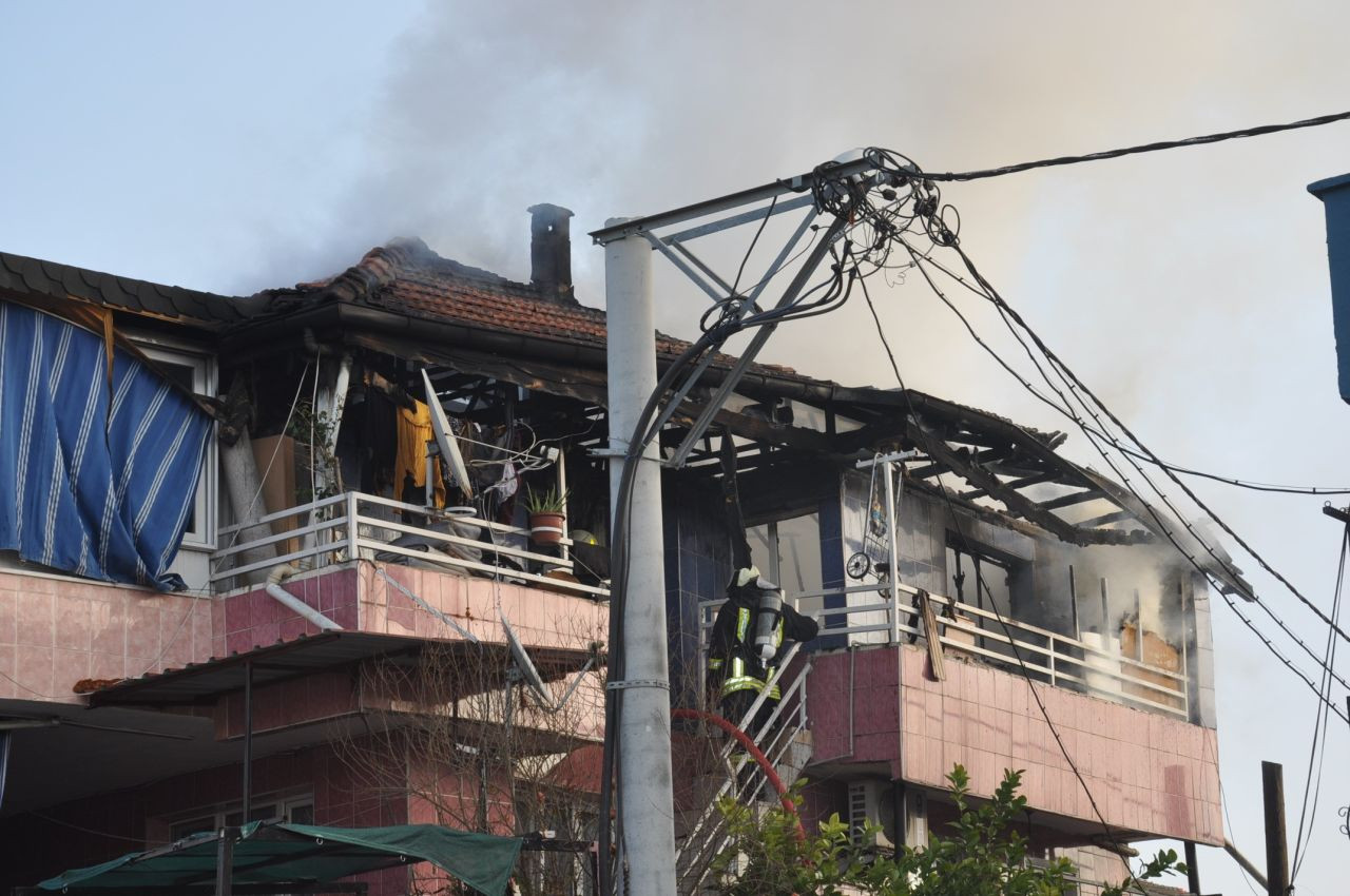 Manisa'da 3 Katlı Binada Çıkan Yangın Korku Yarattı - Sayfa 3