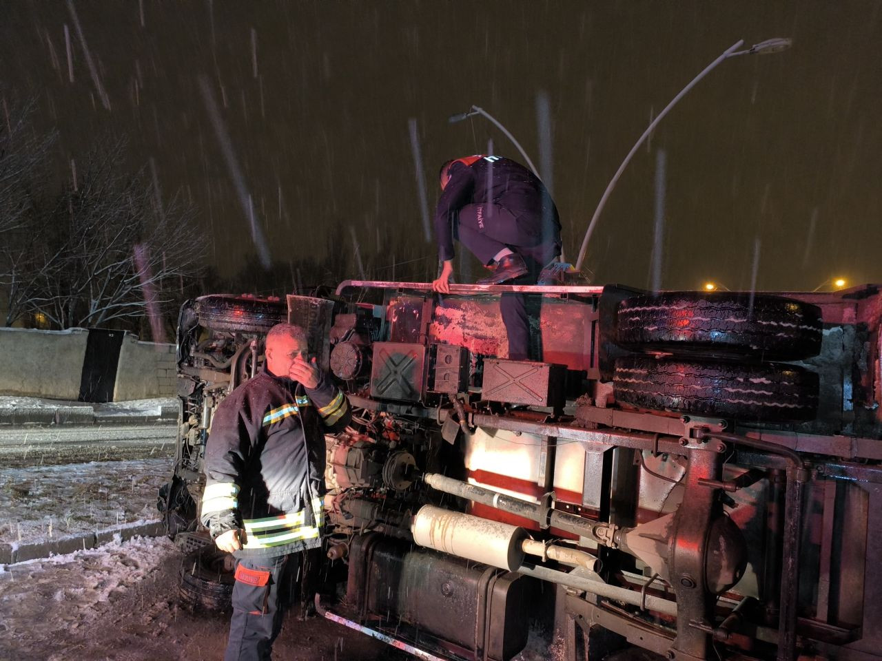 Ağrı’da Kar Yağışı Kazaya Neden Oldu: Kamyonet Devrildi, Sürücü Kurtarıldı - Sayfa 1