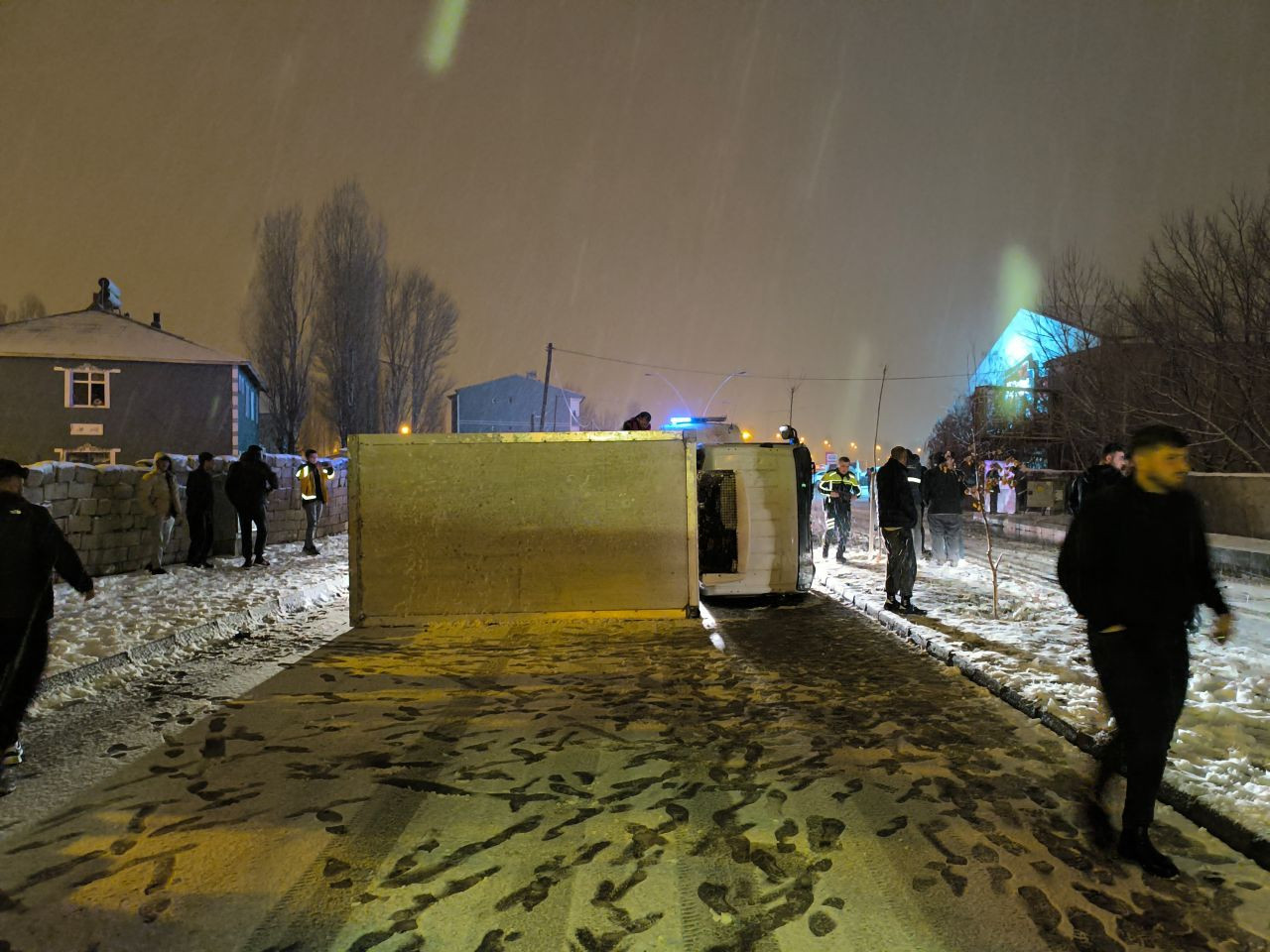Ağrı’da Kar Yağışı Kazaya Neden Oldu: Kamyonet Devrildi, Sürücü Kurtarıldı - Sayfa 2