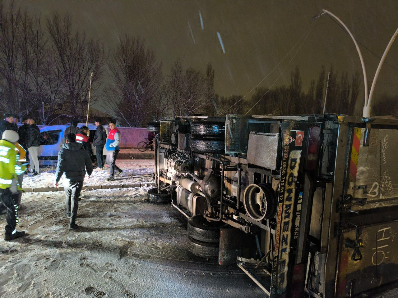 Ağrı’da Kar Yağışı Kazaya Neden Oldu: Kamyonet Devrildi, Sürücü Kurtarıldı - Sayfa 4