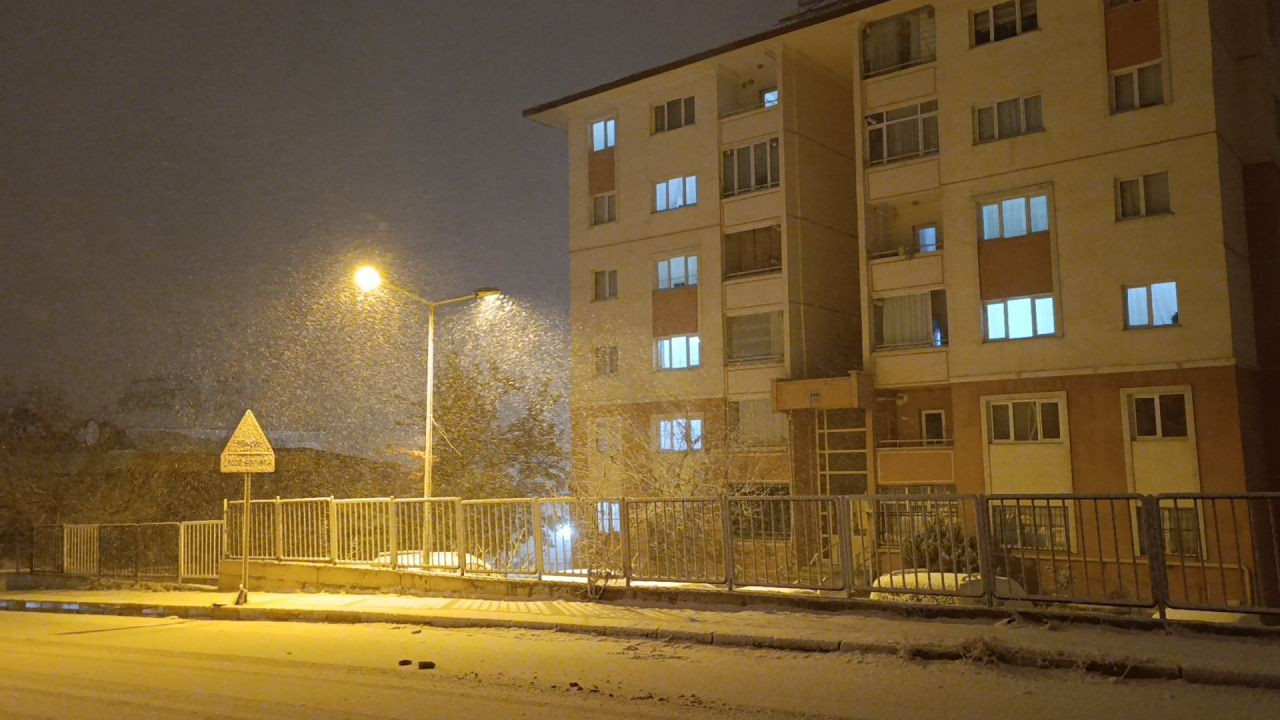 Van Yoğun Kar Yağışı Altında: Şehir Beyaza Büründü - Sayfa 4