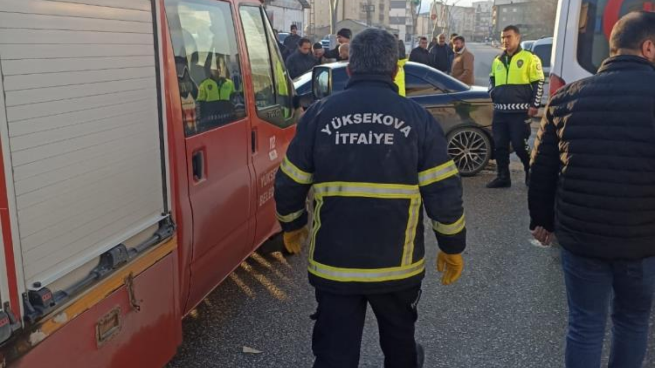 Yüksekova-Şemdinli Yolunda Kaza: İki Araç Çarpıştı, 2 Yaralı