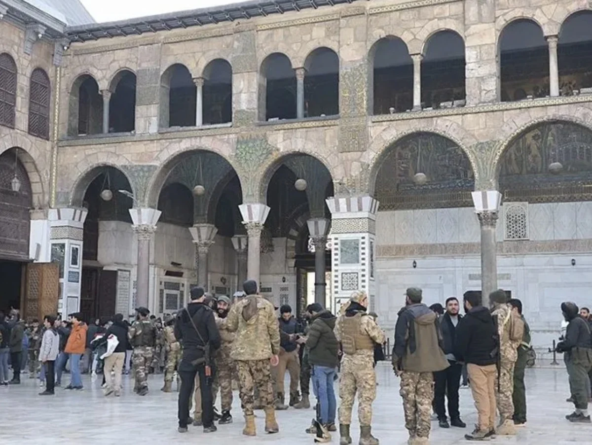 Emevi Camii'nde Tarihi An: Esad Rejiminin Sonrası İlk Cuma Namazı Heyecanı - Sayfa 1
