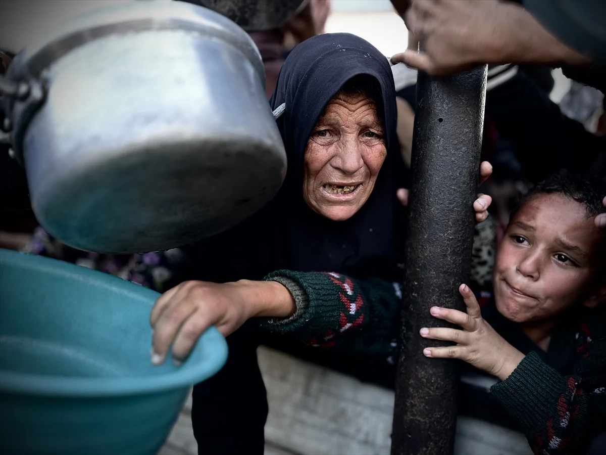 Gazze'de Açlık Krizi: Filistinlilere Yemek Yardımı Sırasında Yürek Burkan Görüntüler - Sayfa 1