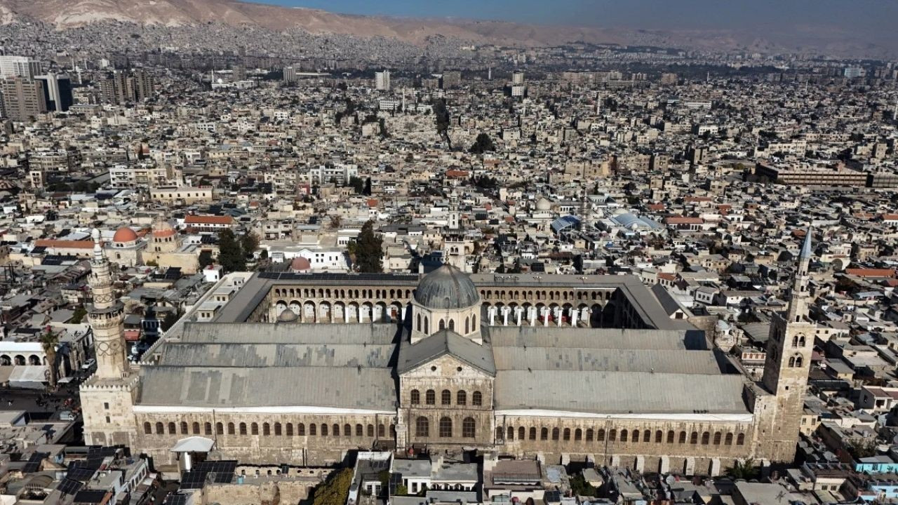 Emevi Camii'nde Tarihi An: Esad Rejiminin Sonrası İlk Cuma Namazı Heyecanı