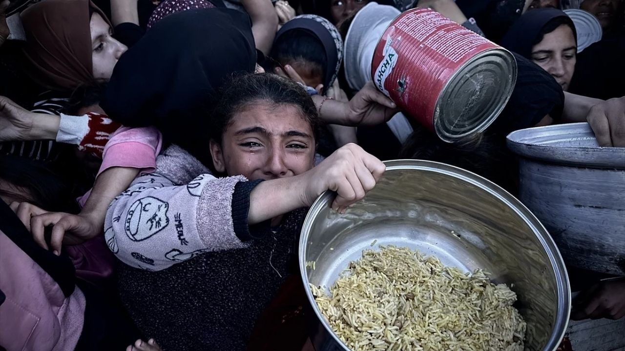 Gazze'de Açlık Krizi: Filistinlilere Yemek Yardımı Sırasında Yürek Burkan Görüntüler